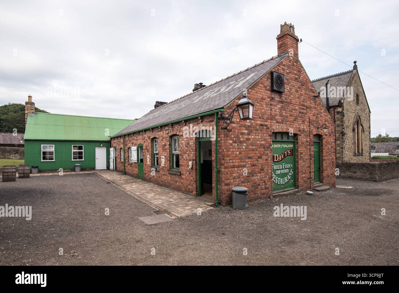 Davys fish and chips utilizza ancora metodi di cottura tradizionali al Beamish, il Museo vivente del Nord (manzo gocciolante e a carbone). Foto Stock