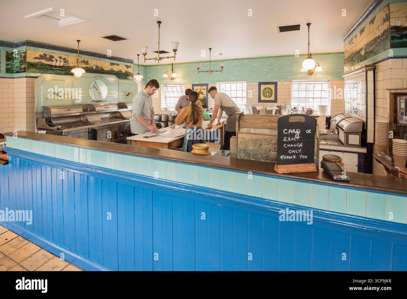 L'interno del tradizionale negozio di pesce e chip 'Davys' a Beamish, il Museo vivente del Nord Foto Stock