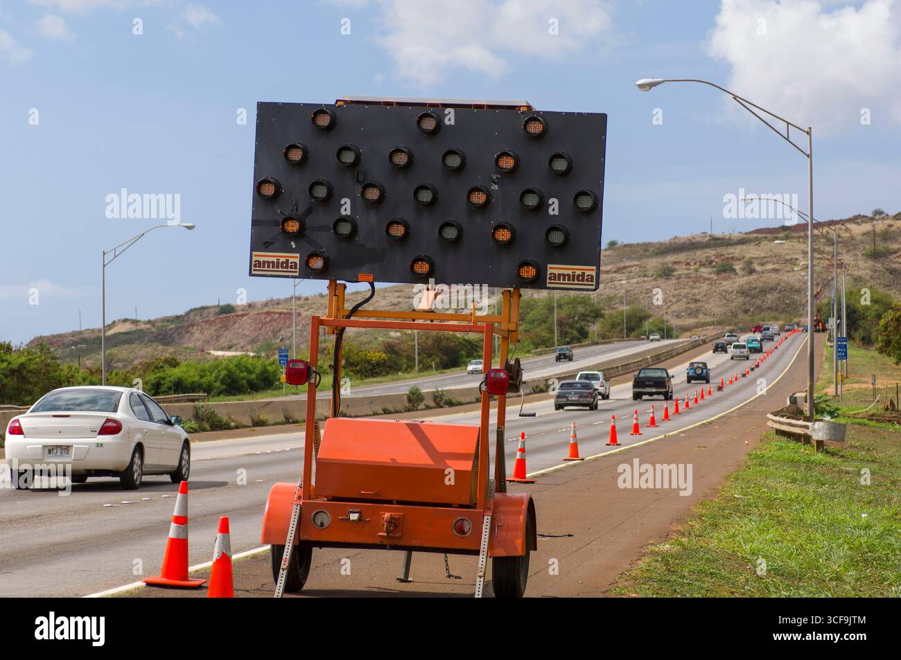 Segnaletica stradale portatile a energia solare accanto alla superstrada, Honolulu, Oahu, Hawaii, Stati Uniti Foto Stock