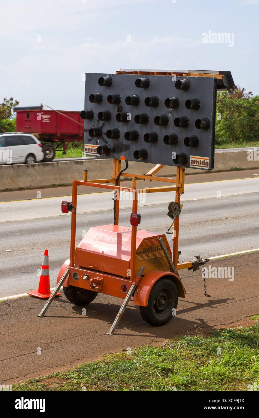 Segnaletica stradale portatile a energia solare accanto alla superstrada, Honolulu, Oahu, Hawaii, Stati Uniti Foto Stock
