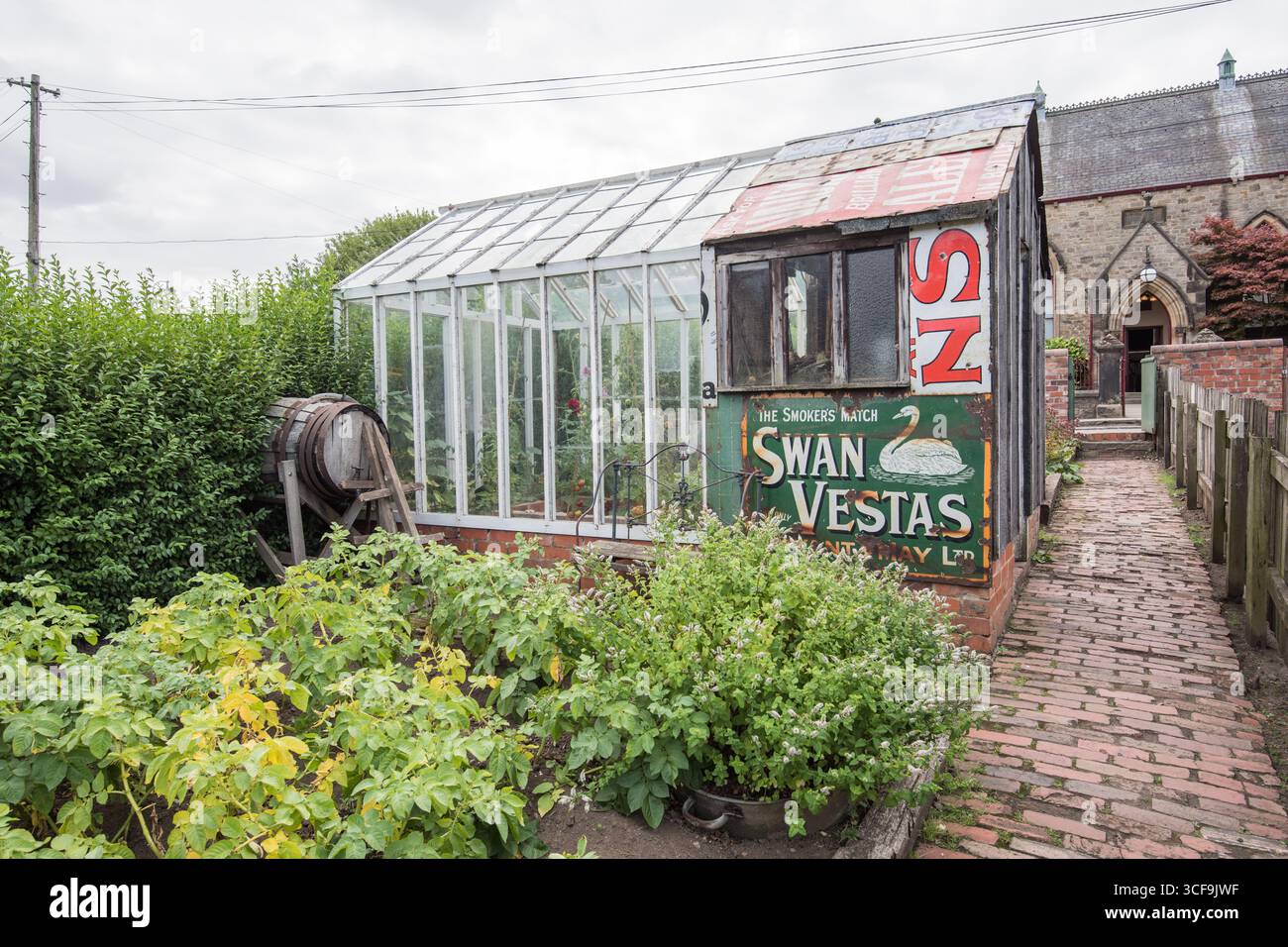 Insegne smaltate utilizzate nella costruzione e/o riparazione nell'area giardino di uno dei cottage minerari di Beamish il Museo vivente del Nord. Foto Stock