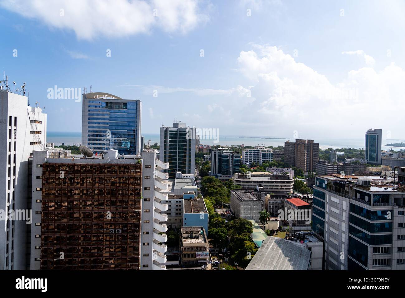 Dar es Salaam Modern City Skyline con vista oceano, Tanzania Foto Stock