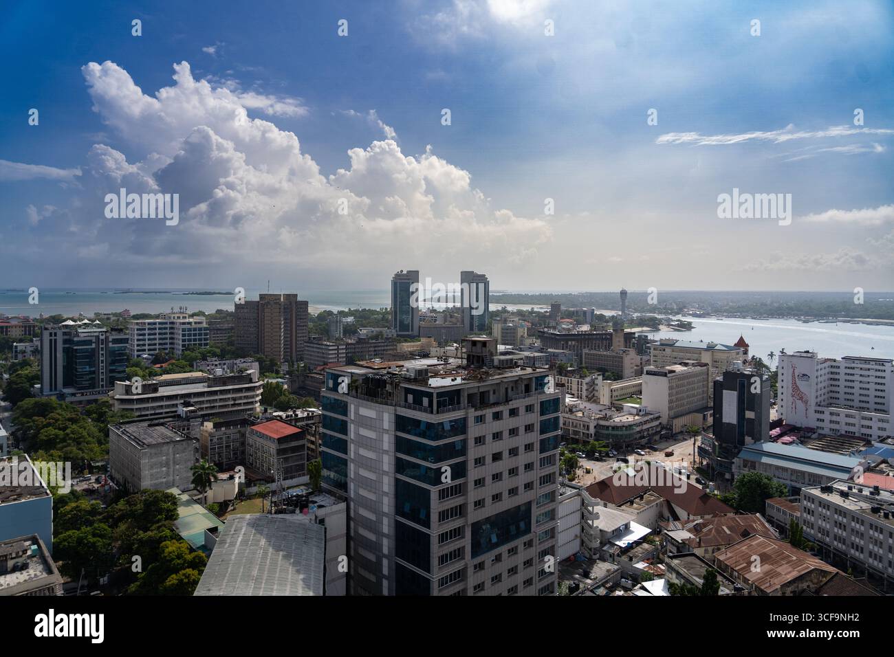Dar es Salaam City Skyline e Vista Oceano Indiano, Tanzania Foto Stock