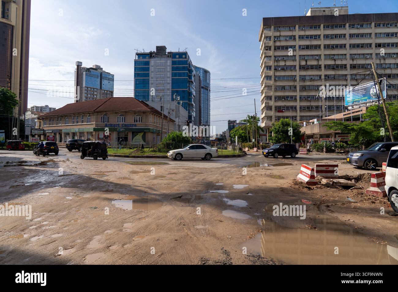 Askari Centre e edifici moderni a Dar es Salaam, Tanzania Foto Stock
