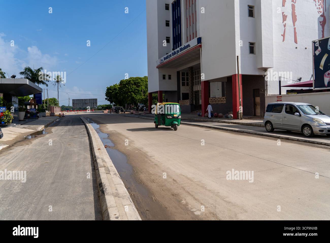 Street Scene con Bajaji Tuk-Tuk a Dar es Salaam, Tanzania Foto Stock