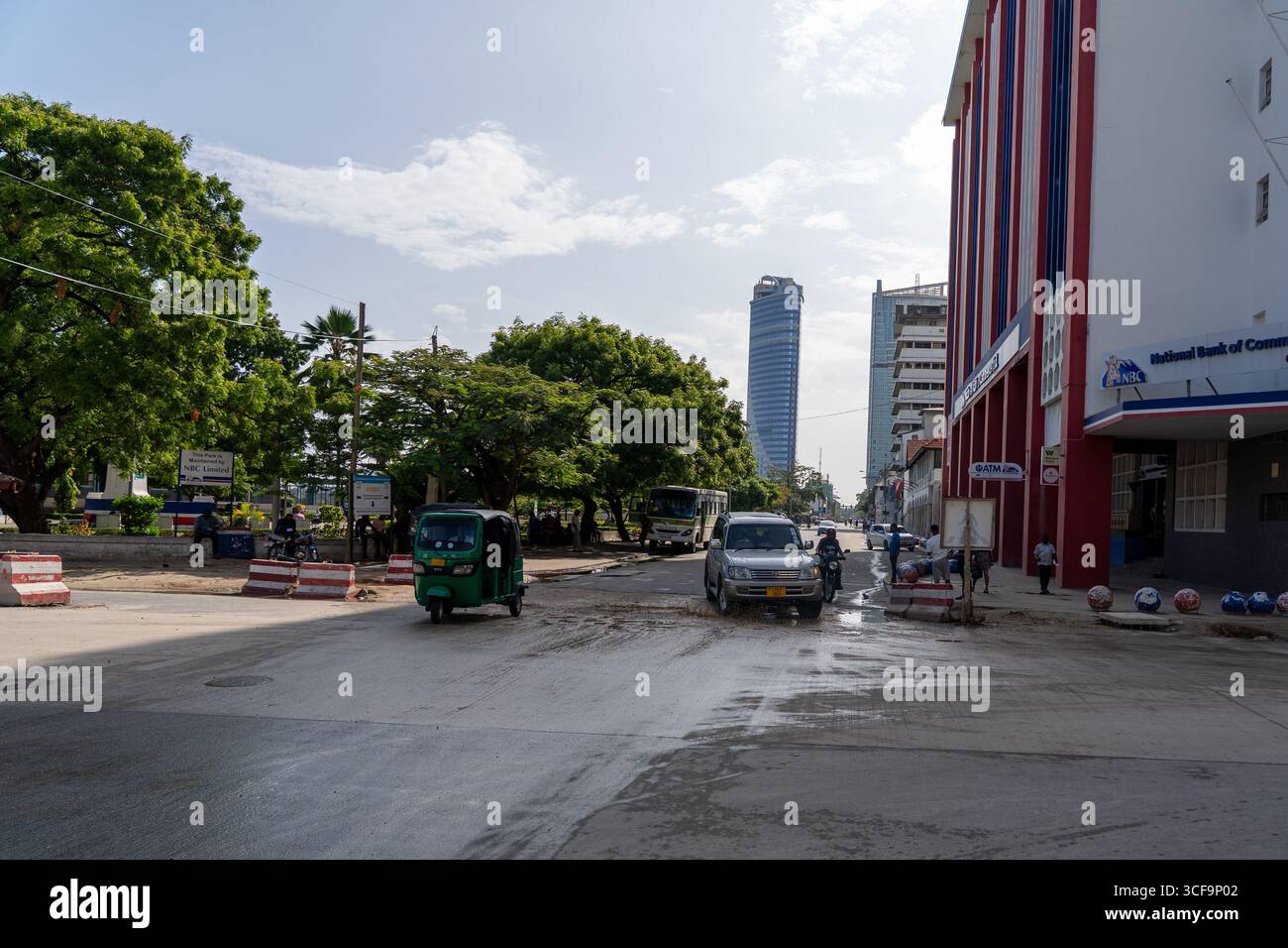 Strada trafficata con National Bank e Skyscraper View a Dar es Salaam, Tanzania Foto Stock