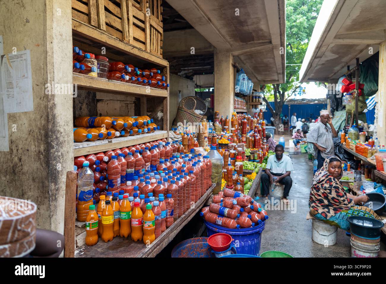 Bancarelle del mercato delle spezie e delle salse a Dar es Salaam, Tanzania Foto Stock