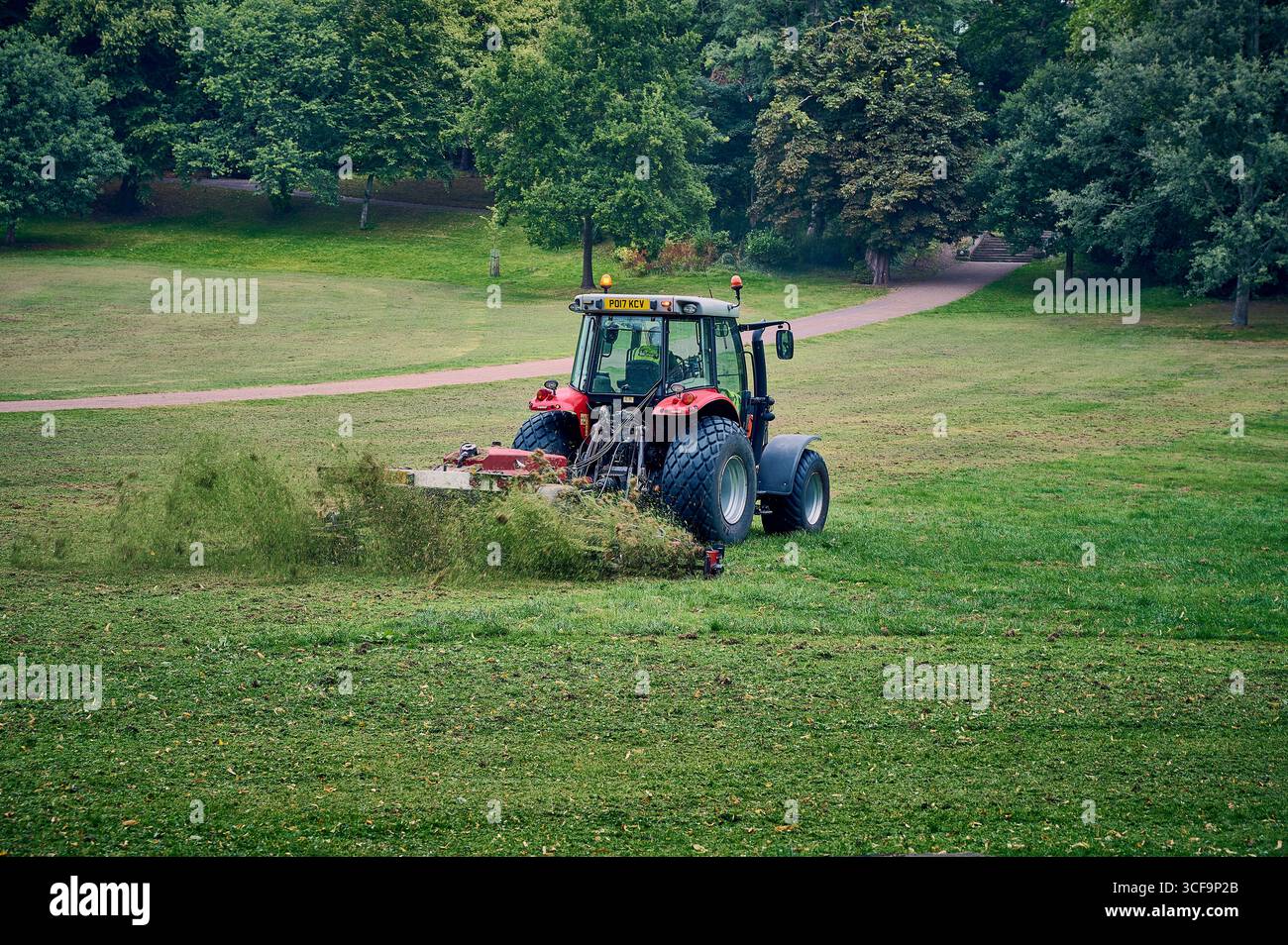 Taglio dell'erba nel parco pubblico Foto Stock Taglio dell'erba nel parco pubblico Foto Stock