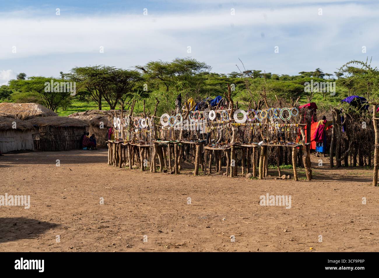 Tradizionale esposizione di beadwork Maasai nel villaggio, Tanzania Foto Stock