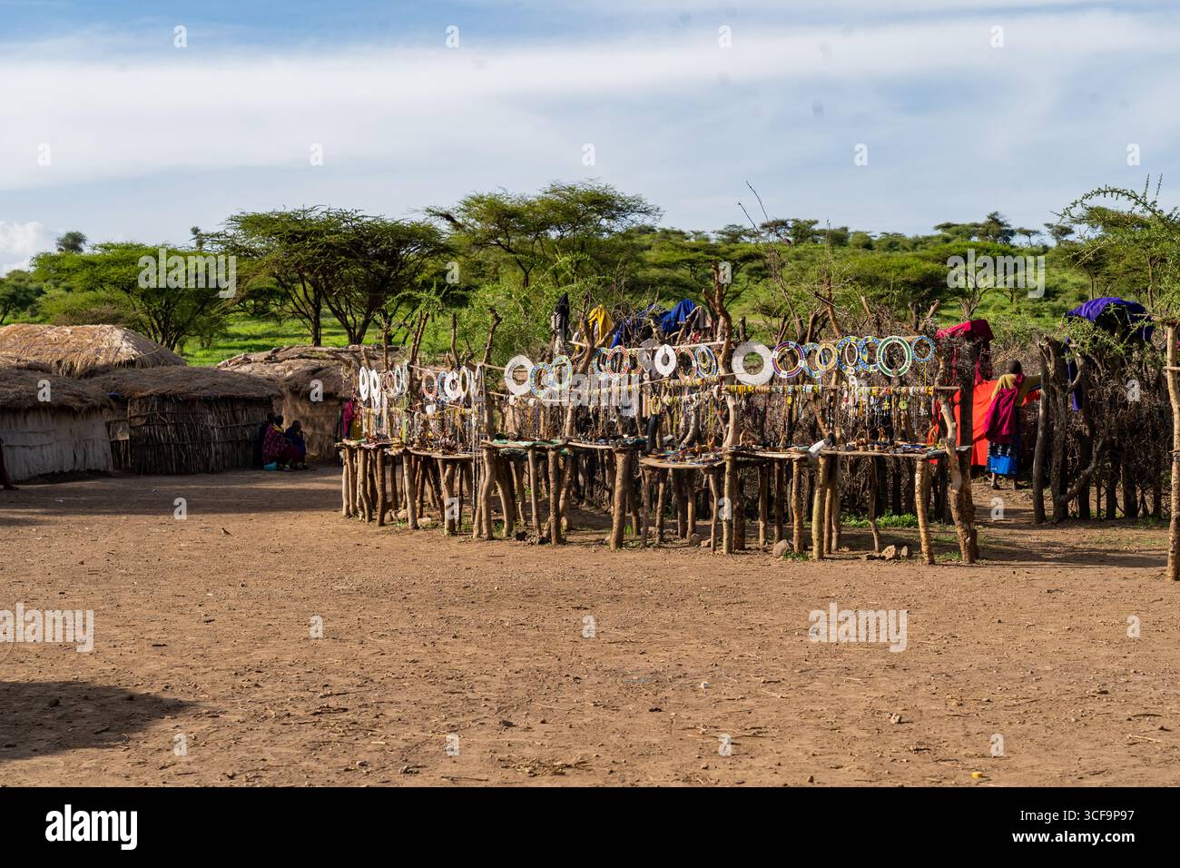 Tradizionale esposizione di beadwork Maasai nel villaggio, Tanzania Foto Stock