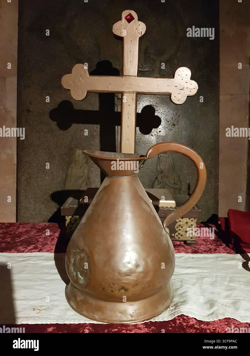 Un'esposizione che mostra una croce medievale religiosa e una brocca. Foto Stock