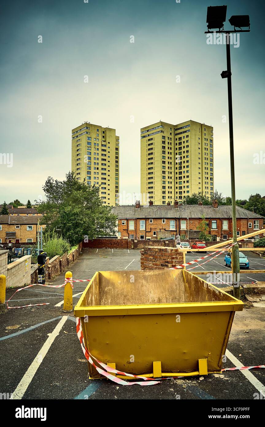 Edificio Skip e alti blocchi di appartamenti, Preston, Regno Unito Foto Stock Edificio Skip e alti blocchi di appartamenti, Preston, Regno Unito Foto Stock