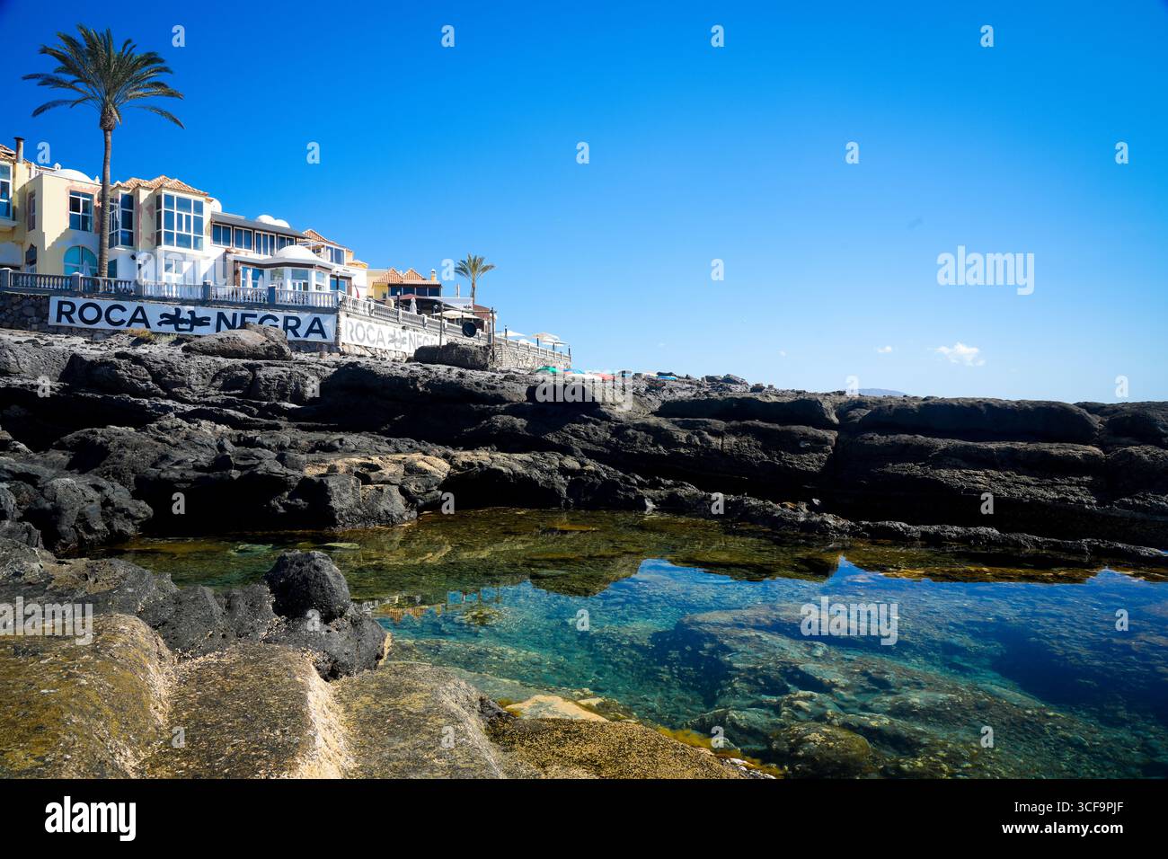 Appartamenti Roca Negra con piscine di roccia vulcanica vicino all'Oceano Atlantico a Tenerife nelle Isole Canarie in Spagna, architettura costiera e vista mare Foto Stock