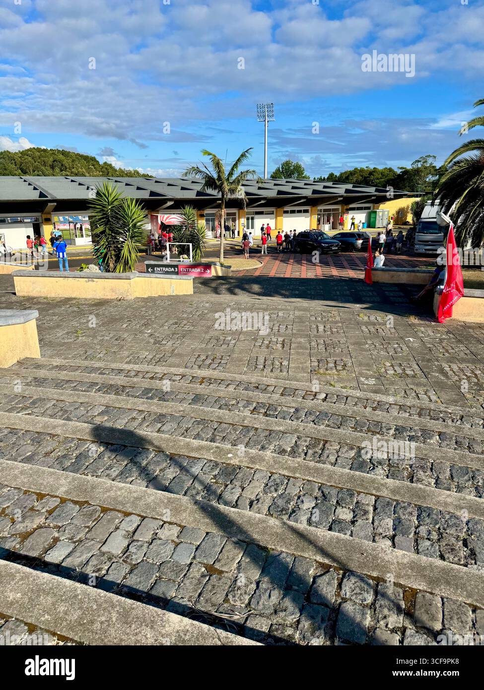 Vista esterna del Estádio de São Miguel il giorno della partita durante lo spareggio della UEFA Conference League tra Santa Clara e Shamrock Rovers. - Immagine stock catturata con smartphone