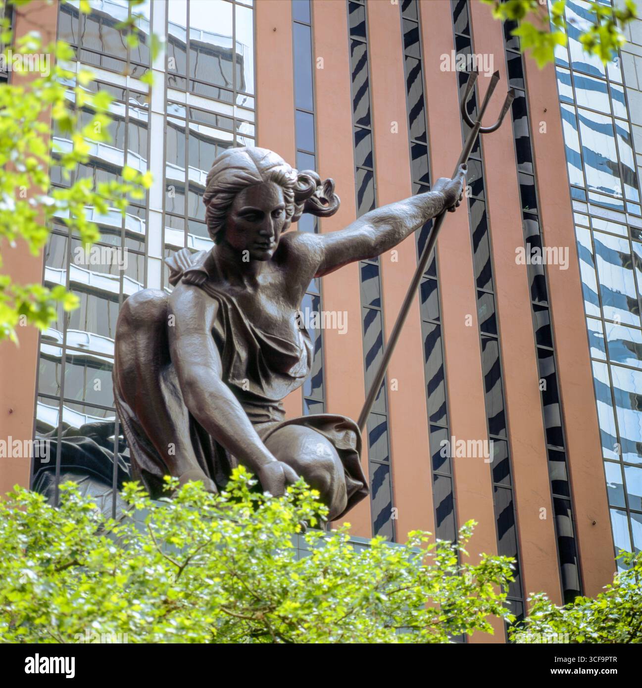 Portlandia situato sulla costruzione di Portland, SW. Quinta Avenue, Portland, Multnomah County, Oregon, Stati Uniti d'America è stato installato nel 1985 e si basa su una figura fr Foto Stock