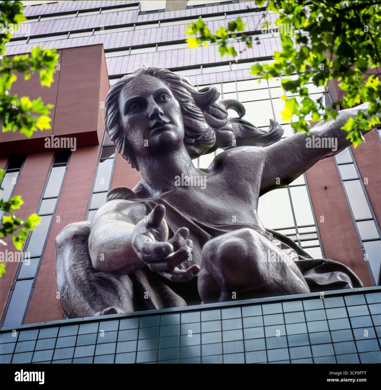 Portlandia situato sulla costruzione di Portland, SW. Quinta Avenue, Portland, Multnomah County, Oregon, Stati Uniti d'America è stato installato nel 1985 e si basa su una figura fr Foto Stock