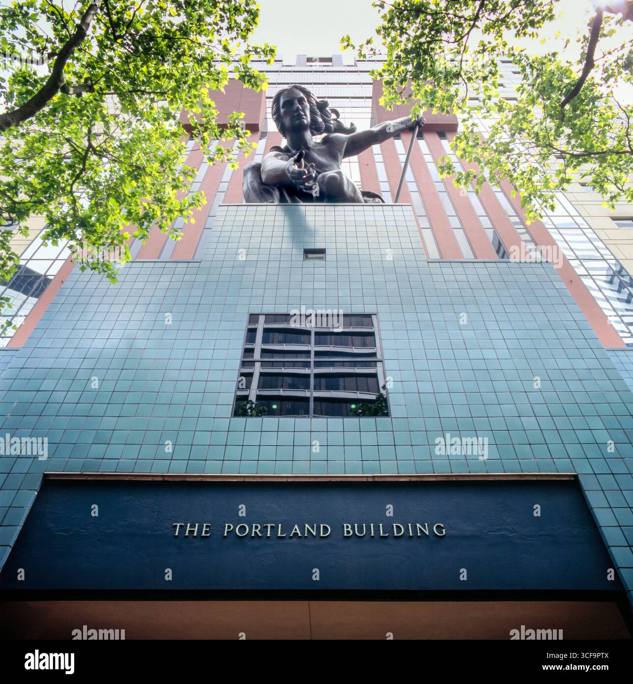 Portlandia situato sulla costruzione di Portland, SW. Quinta Avenue, Portland, Multnomah County, Oregon, Stati Uniti d'America è stato installato nel 1985 e si basa su una figura fr Foto Stock