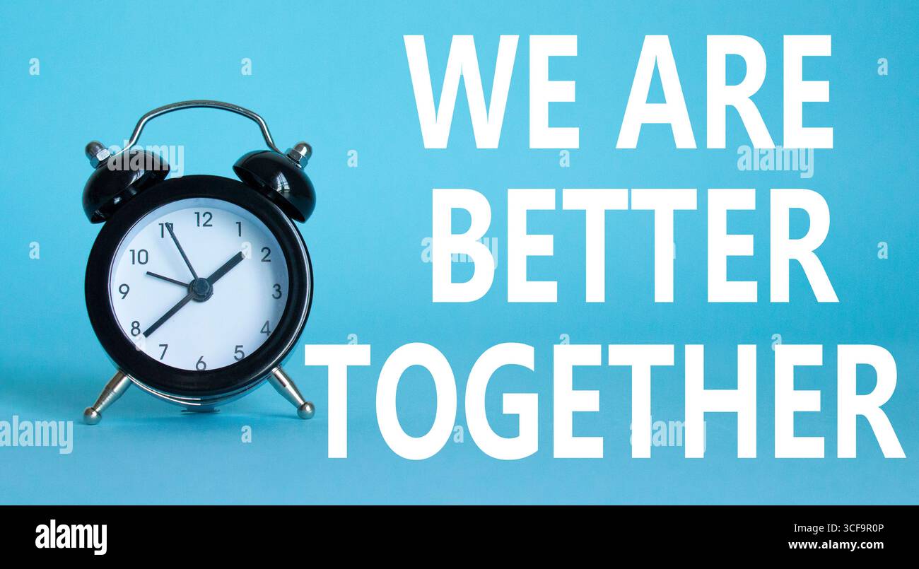 Raccontaci il simbolo della tua storia. Splendido sfondo blu con sveglia con parole che raccontano la tua storia. Business e raccontaci il tuo concetto di storia. Servizio fotocopie Foto Stock