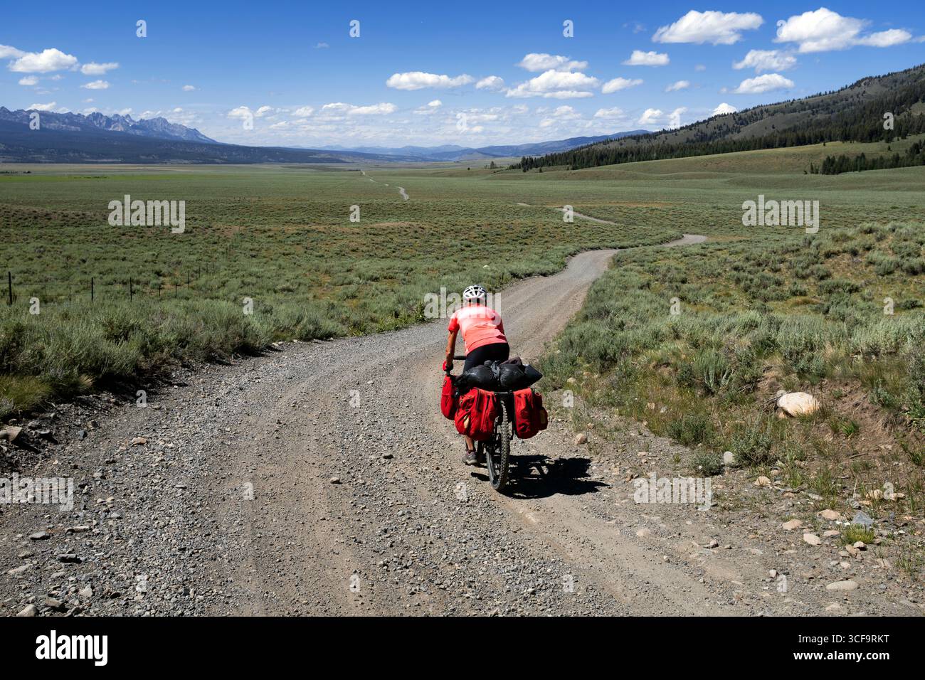 ID01185-00...IDAHO - Vicky Spring in bicicletta su Valley Road, Forest Service Road 194, nella Sawtooth Valley a sud di Stanley. Foto Stock