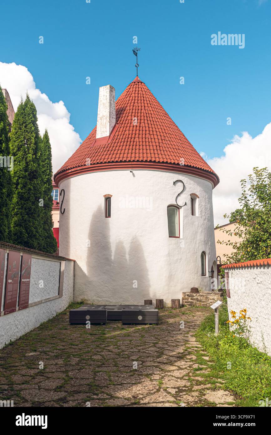 Parnu, Estonia, Europa. Torre medievale rossa, costruita all'inizio del 15th secolo, la torre d'angolo delle mura della città era sia una fortificazione che una prigione Foto Stock