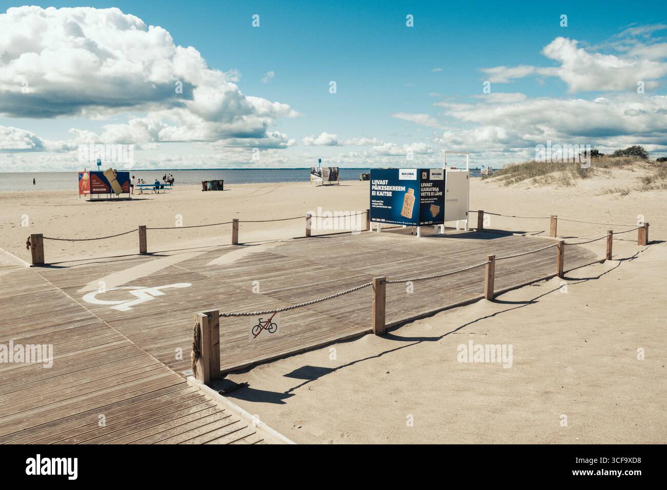 Passerella in legno e cabina per cambio spiaggia per disabili su una spiaggia sabbiosa a Parnu, Estonia, Europa Foto Stock