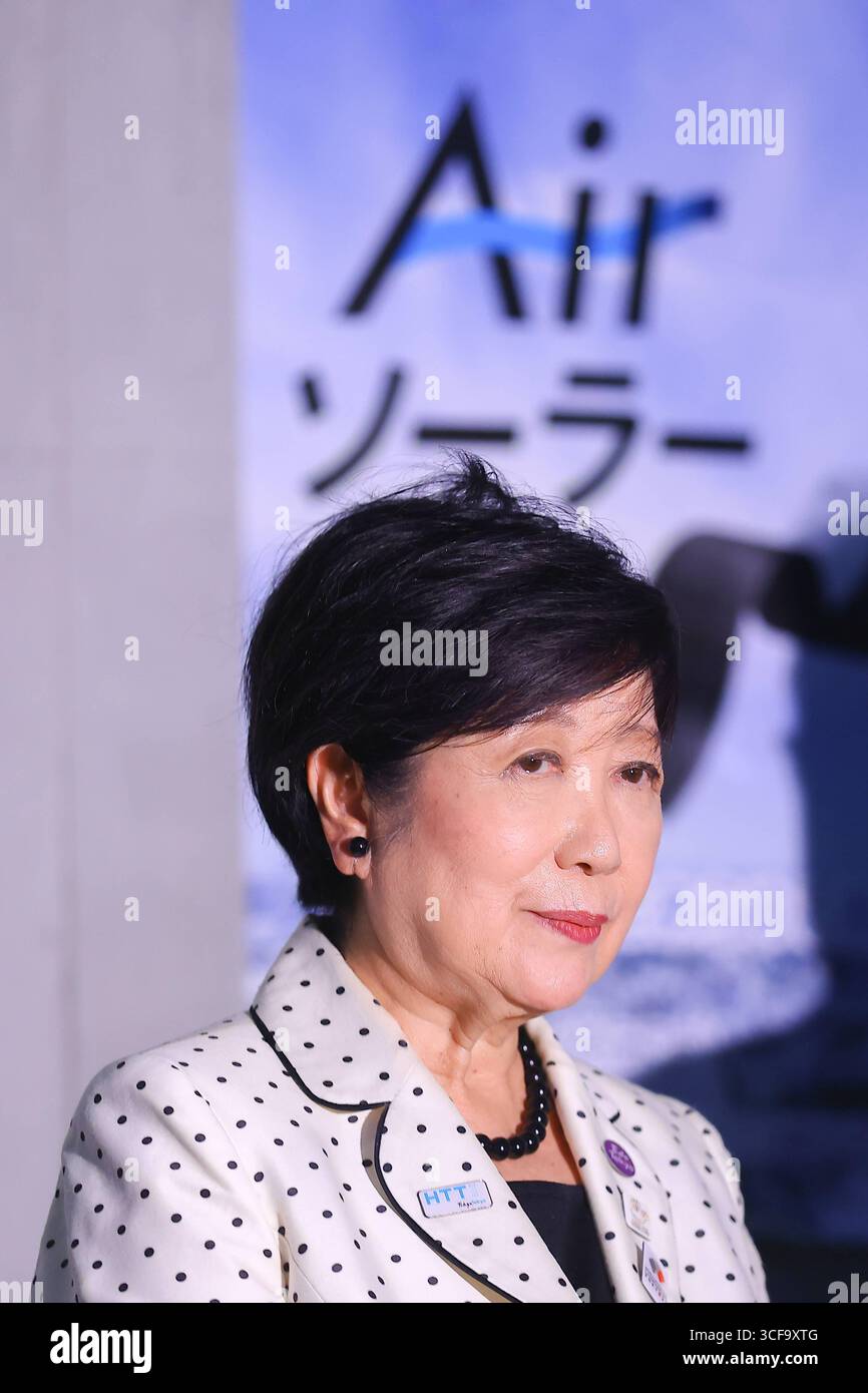 Il governatore di Tokyo Koike visita le celle solari di nuova generazione -JPN- 20 agosto 2025, il governatore di Tokyo Yuriko Koike visita la città per un'ispezione amministrativa. I test pubblici iniziano su Air Solar, una cella solare di nuova generazione sviluppata da Ricoh. Tokyo Giappone Copyright: XKazukixOISHIx Foto Stock