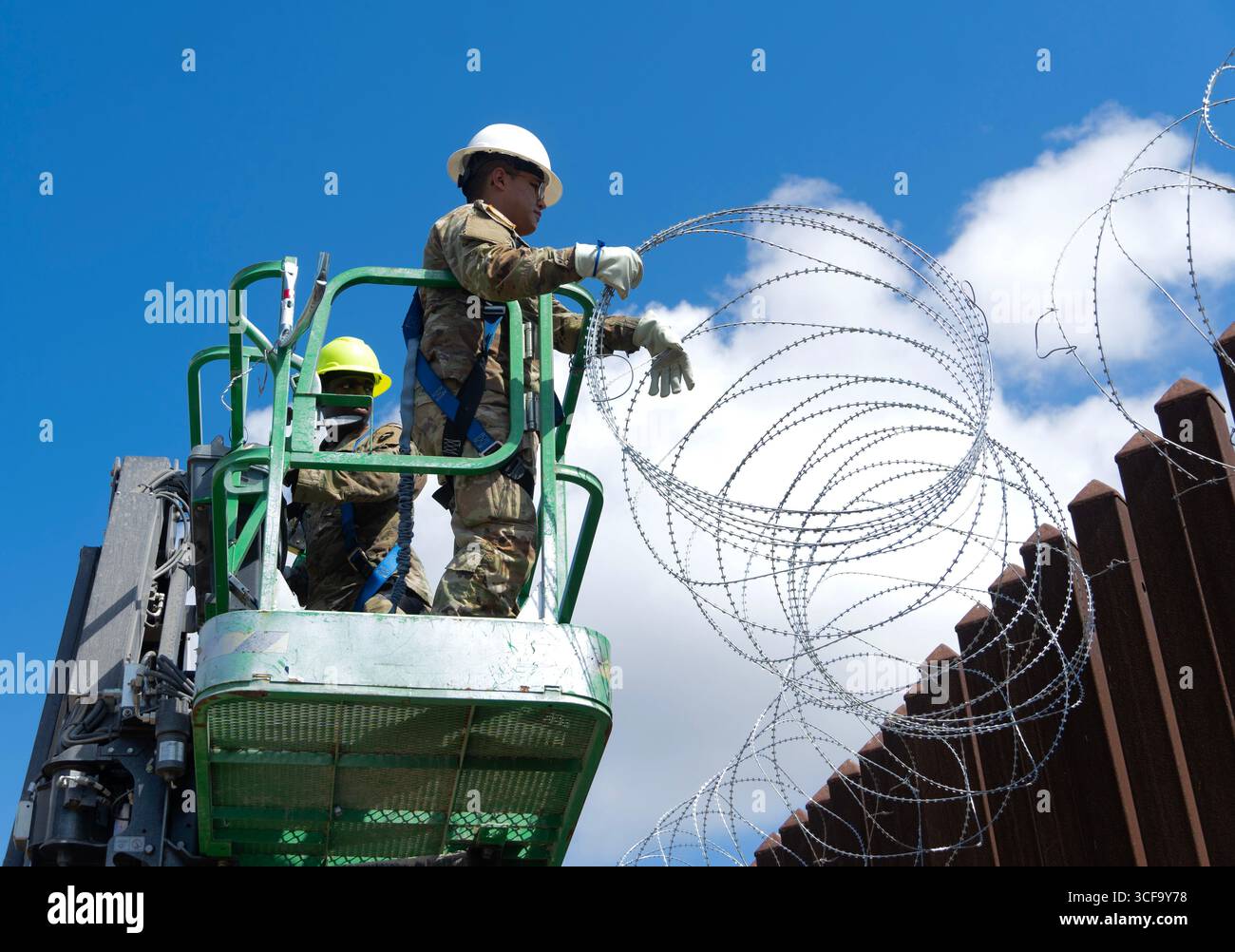 Brownsville, Stati Uniti. 12 agosto 2025. Le guardie nazionali del Texas, sotto la Joint Task Force-Southern Border, installano filo a fisarmonica lungo il muro di confine meridionale con il Messico, 12 agosto 2025 vicino a Brownsville, Texas. I soldati sono stati inviati al confine dal presidente Trump a sostegno dell'operazione Lone Star. Credito: SSgt. Derek Gutierrez/US Air Force Photo/Alamy Live News Foto Stock