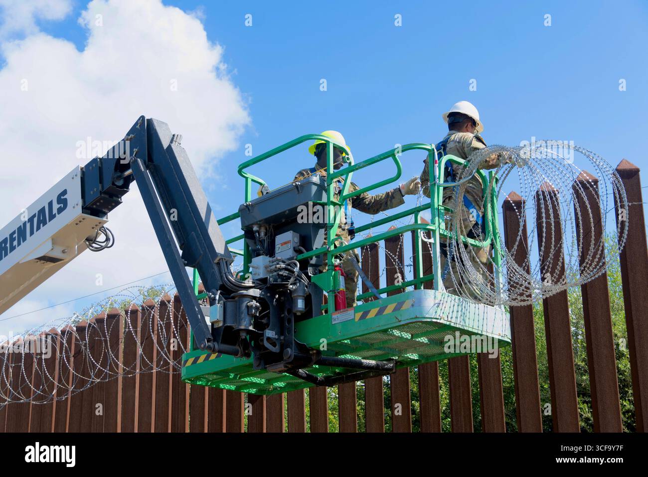 Brownsville, Stati Uniti. 12 agosto 2025. Le guardie nazionali del Texas, sotto la Joint Task Force-Southern Border, installano filo a fisarmonica lungo il muro di confine meridionale con il Messico, 12 agosto 2025 vicino a Brownsville, Texas. I soldati sono stati inviati al confine dal presidente Trump a sostegno dell'operazione Lone Star. Credito: SSgt. Derek Gutierrez/US Air Force Photo/Alamy Live News Foto Stock
