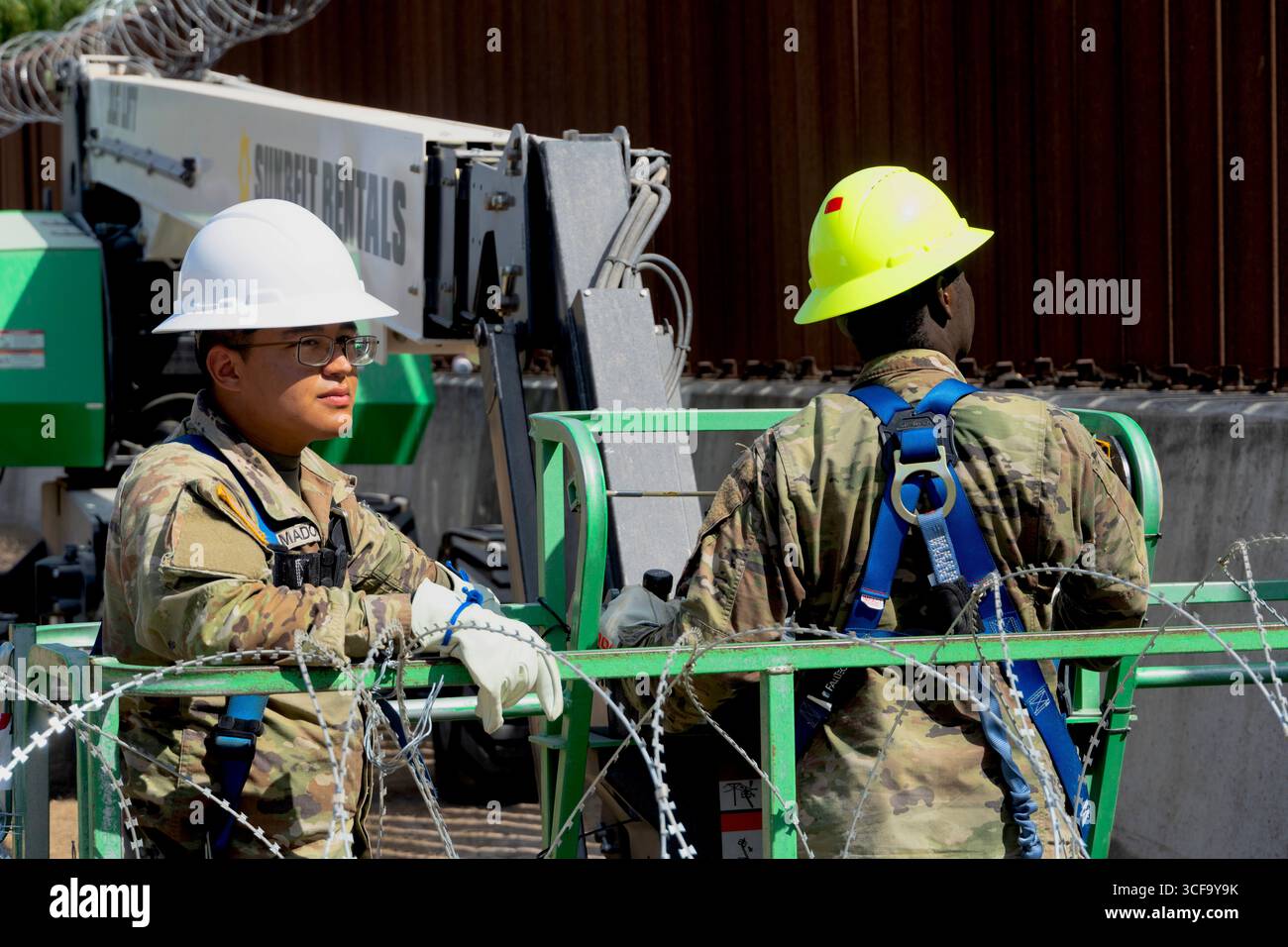 Brownsville, Stati Uniti. 12 agosto 2025. Le guardie nazionali del Texas, sotto la Joint Task Force-Southern Border, installano filo a fisarmonica lungo il muro di confine meridionale con il Messico, 12 agosto 2025 vicino a Brownsville, Texas. I soldati sono stati inviati al confine dal presidente Trump a sostegno dell'operazione Lone Star. Credito: SSgt. Derek Gutierrez/US Air Force Photo/Alamy Live News Foto Stock