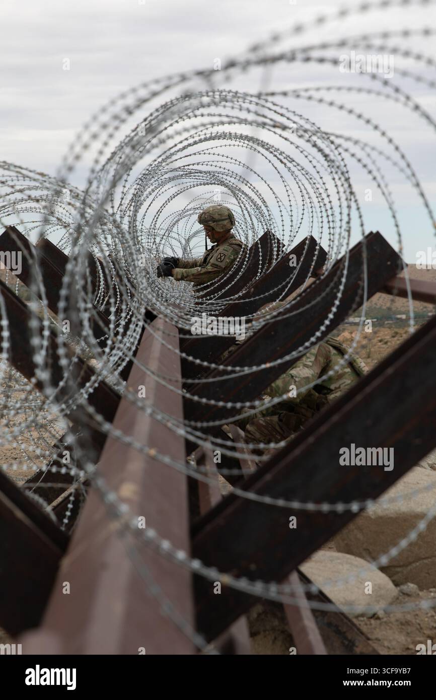 Sunland Park, Stati Uniti. 16 agosto 2025. Il 1° tenente Brennan Liu dell'esercito degli Stati Uniti con la 642nd Engineer Support Company, assegnata alla Joint Task Force-Southern Border, installa filo a fisarmonica lungo il muro di confine meridionale con il Messico, 16 agosto 2025 vicino a Sunland Park, nuovo Messico. Credito: SPC. Michael Graf/US Army Photo/Alamy Live News Foto Stock