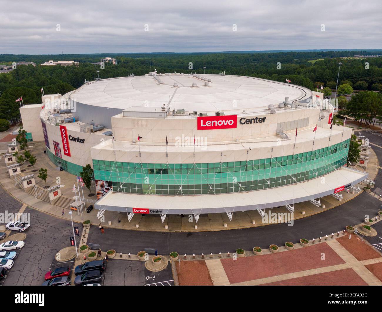 Immagini diurne del Lenovo Center di Raleigh, North Carolina. Sede degli NHL Carolina Hurricanes e della squadra di pallacanestro NCAA NC State Men's Basketball Team Foto Stock