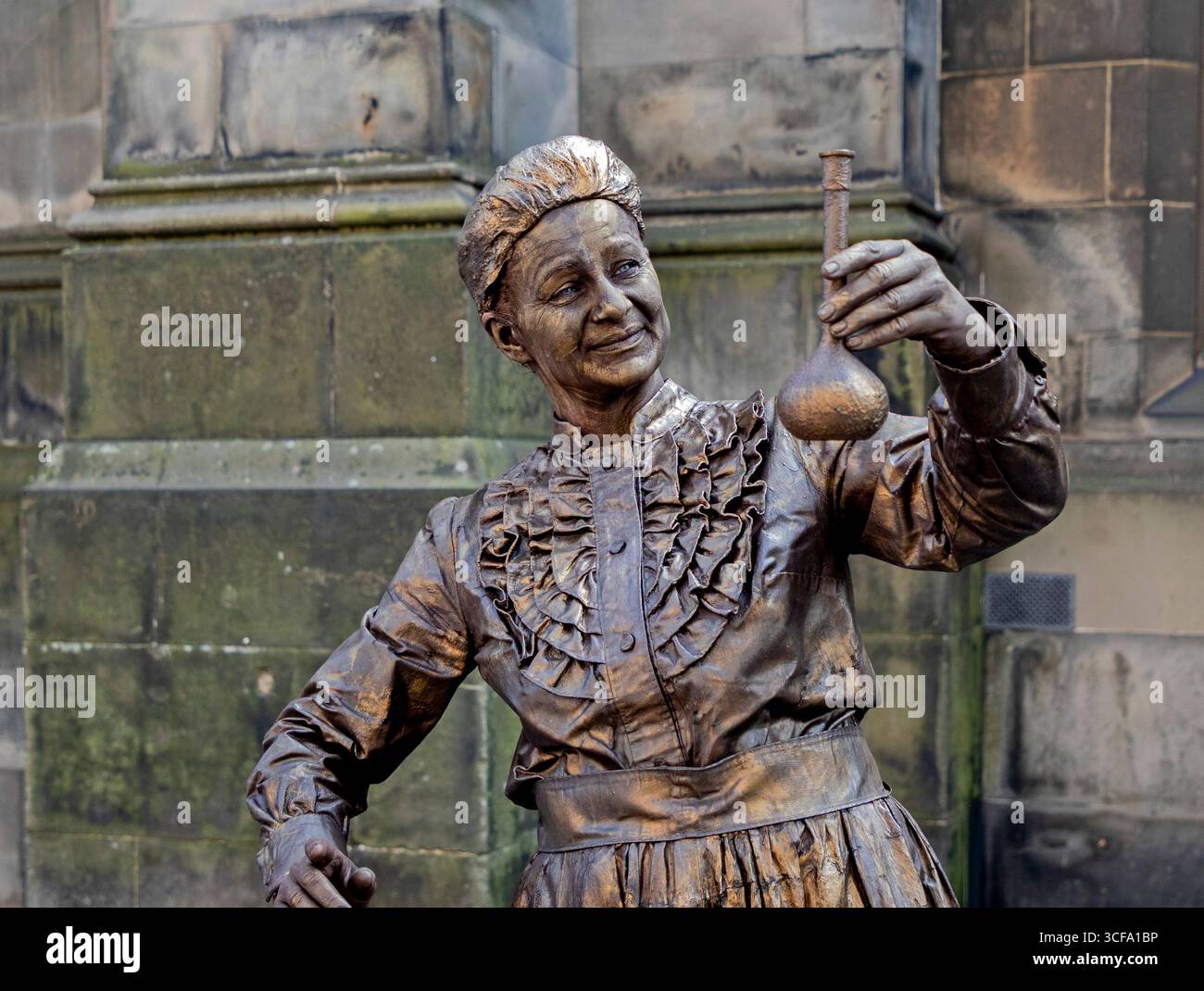 Edinburgh Festival Fringe Marie Curie Human Statue, Royal Mile, Scozia, Regno Unito. 21 agosto 2025. Questo EdFringe ha visto pochissime statue umane sul Royal Mile, CE ne sono state solo altre due, ma non regolarmente. Negli anni passati potrebbero esserci fino a sette in vari campi e a varie ore del giorno. Nella foto: Izabela Radcliffe del lutrek@lutrek.co.uk, che si presenta come una sorprendente Marie Curie, uno dei suoi diversi personaggi umani. Credito: Arch White/alamy notizie dal vivo. Foto Stock