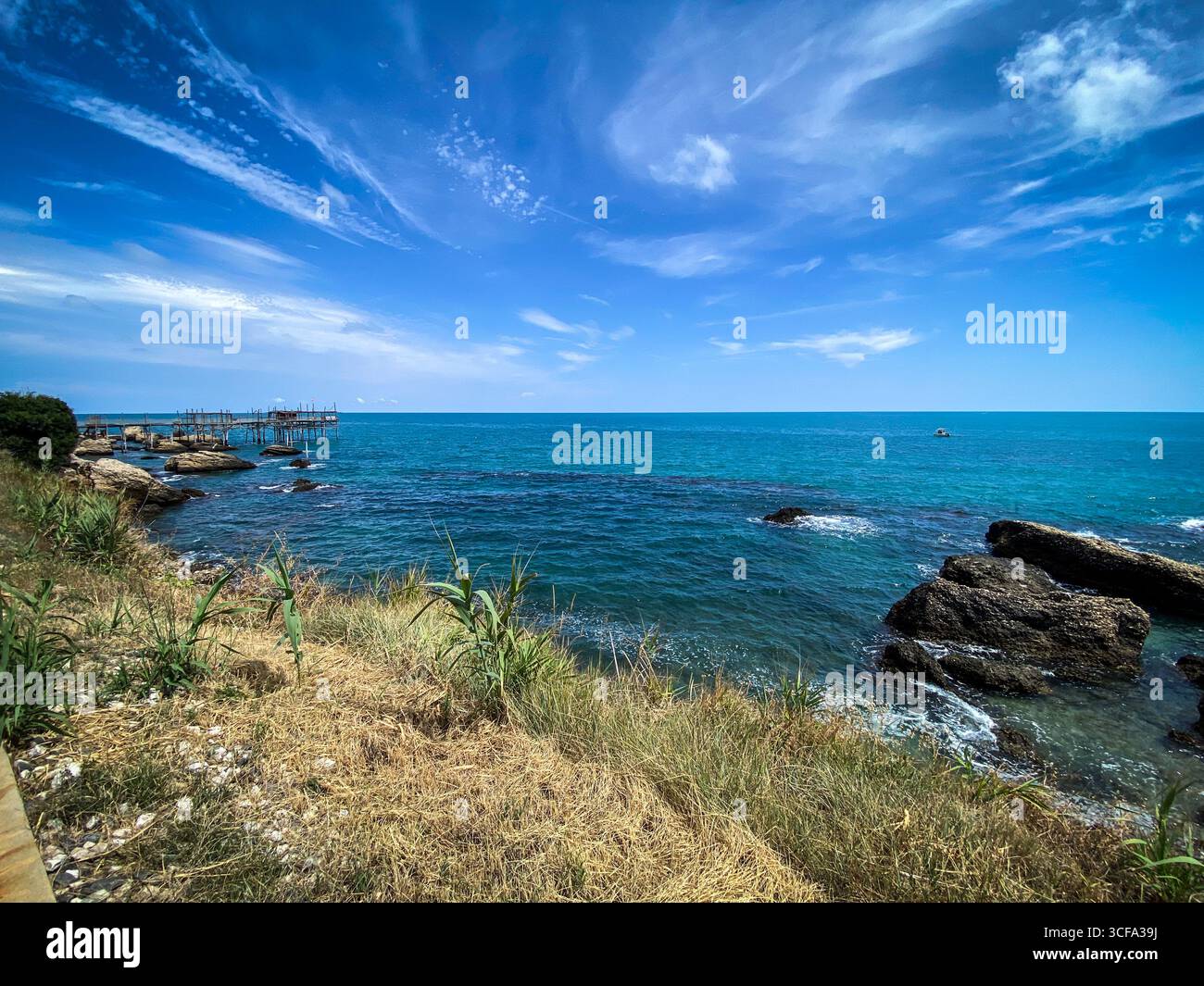Splendida vista della Costa dei Trabocchi, un bellissimo tratto di costa in Abruzzo, Italia, con tradizionali piattaforme di pesca conosciute come trabocchi, Foto Stock