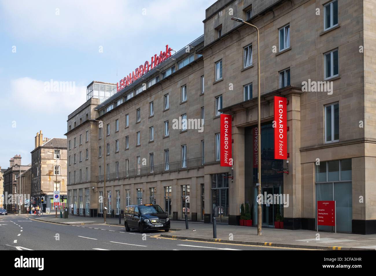 Vista esterna del Leonardo Hotel, 1 Morrison Link, Edimburgo, Scozia, una sistemazione moderna nel centro della città. Foto Stock