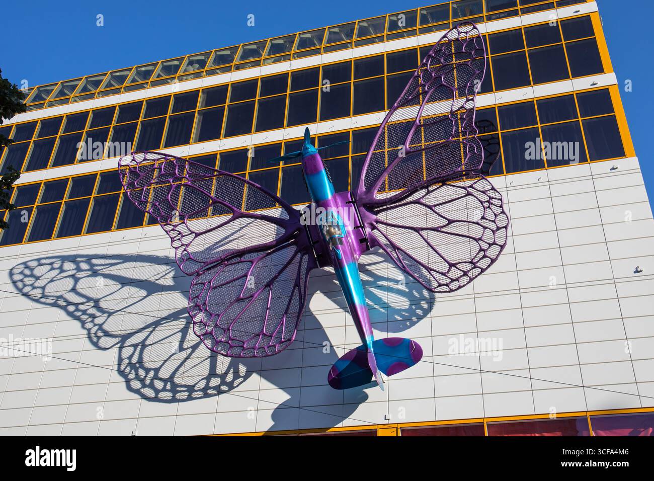 Scultura gigante dello Spitfire a farfalla di David Černy sulla facciata dei grandi magazzini di Praga, Repubblica Ceca Foto Stock