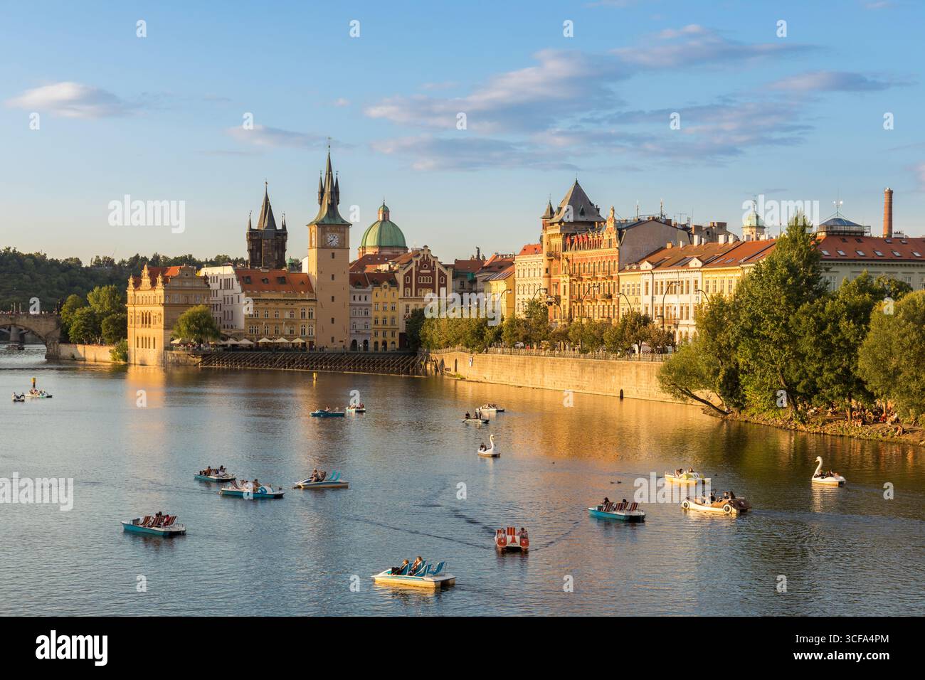 Pedalò sul fiume Moldava a Praga, Repubblica Ceca Foto Stock