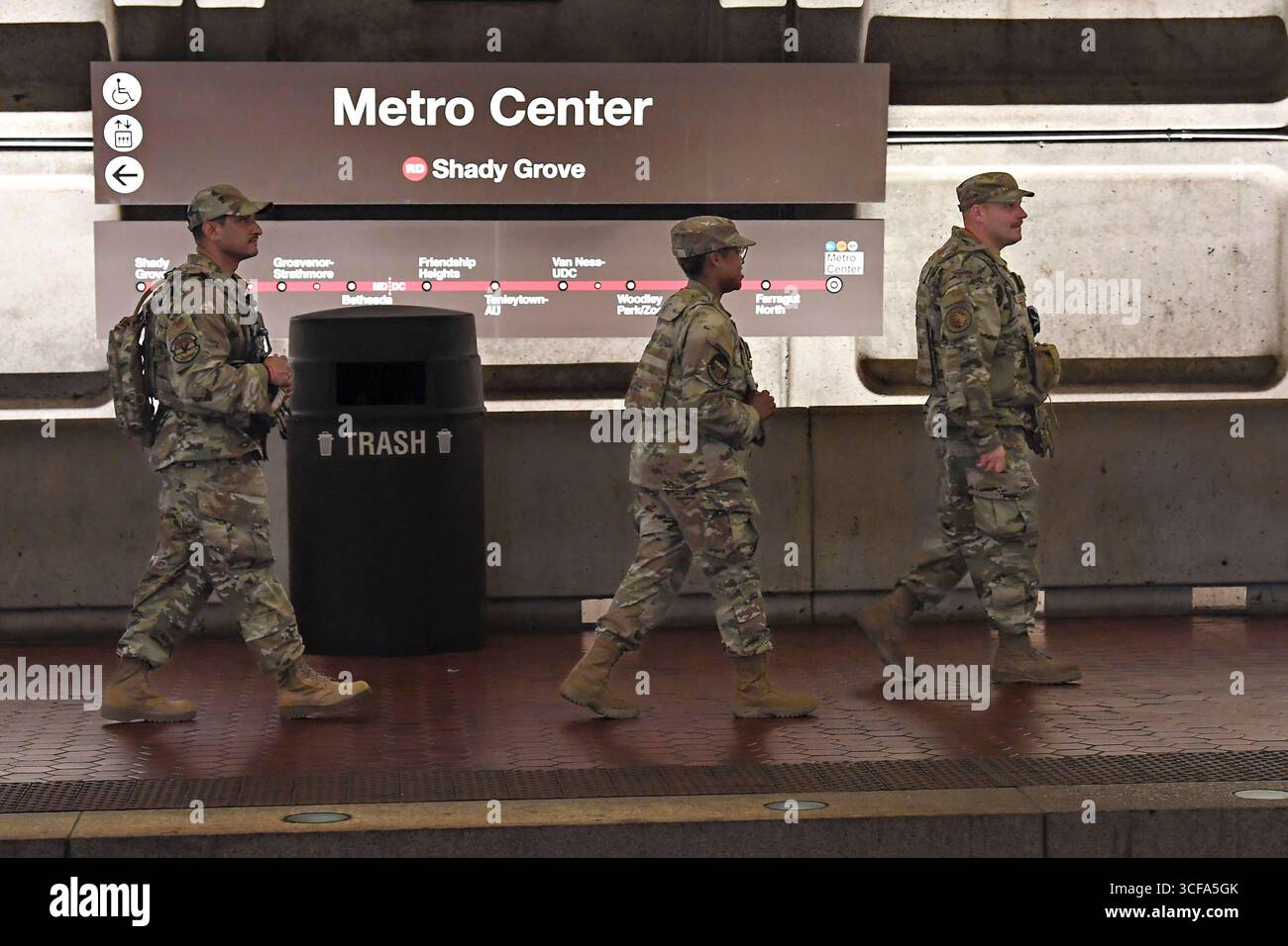 Washington, Stati Uniti. 18 agosto 2025. Gli U.S. Airmen assegnati alla D.C. Safe and Beautiful Task Force pattugliano una stazione della metropolitana, 18 agosto 2025 a Washington, D.C. circa 800 membri del servizio della Guardia Nazionale sono stati schierati dal presidente Trump in una dimostrazione di forza sulla città a maggioranza democratica. Credito: Sergente Joseph Spraktes/foto dell'esercito degli Stati Uniti/Alamy Live News Foto Stock
