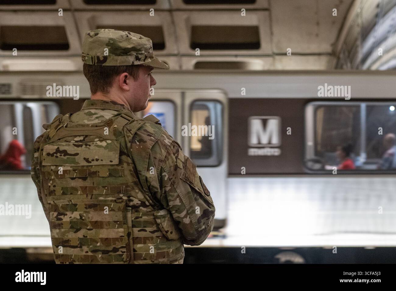Washington, Stati Uniti. 18 agosto 2025. Gli U.S. Airmen assegnati alla D.C. Safe and Beautiful Task Force pattugliano una stazione della metropolitana, 18 agosto 2025 a Washington, D.C. circa 800 membri del servizio della Guardia Nazionale sono stati schierati dal presidente Trump in una dimostrazione di forza sulla città a maggioranza democratica. Credito: Sergente Joseph Spraktes/foto dell'esercito degli Stati Uniti/Alamy Live News Foto Stock