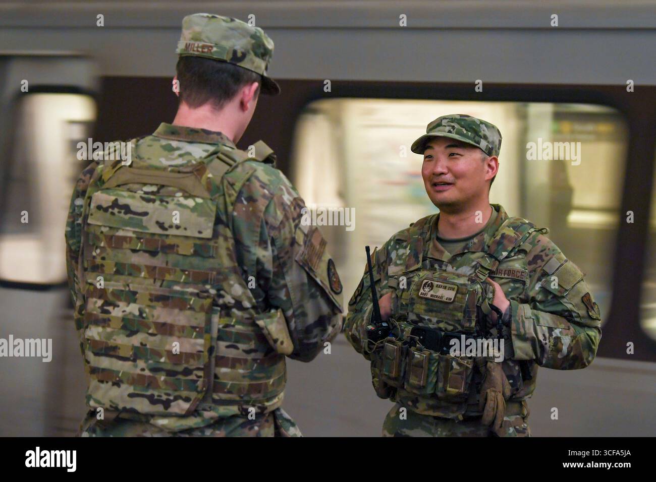 Washington, Stati Uniti. 18 agosto 2025. Gli U.S. Airmen assegnati alla D.C. Safe and Beautiful Task Force pattugliano una stazione della metropolitana, 18 agosto 2025 a Washington, D.C. circa 800 membri del servizio della Guardia Nazionale sono stati schierati dal presidente Trump in una dimostrazione di forza sulla città a maggioranza democratica. Credito: Sergente Joseph Spraktes/foto dell'esercito degli Stati Uniti/Alamy Live News Foto Stock