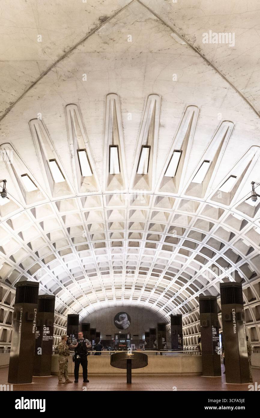 Washington, Stati Uniti. 18 agosto 2025. Gli U.S. Airmen assegnati alla D.C. Safe and Beautiful Task Force pattugliano una stazione della metropolitana, 18 agosto 2025 a Washington, D.C. circa 800 membri del servizio della Guardia Nazionale sono stati schierati dal presidente Trump in una dimostrazione di forza sulla città a maggioranza democratica. Credito: Sergente Joseph Spraktes/foto dell'esercito degli Stati Uniti/Alamy Live News Foto Stock