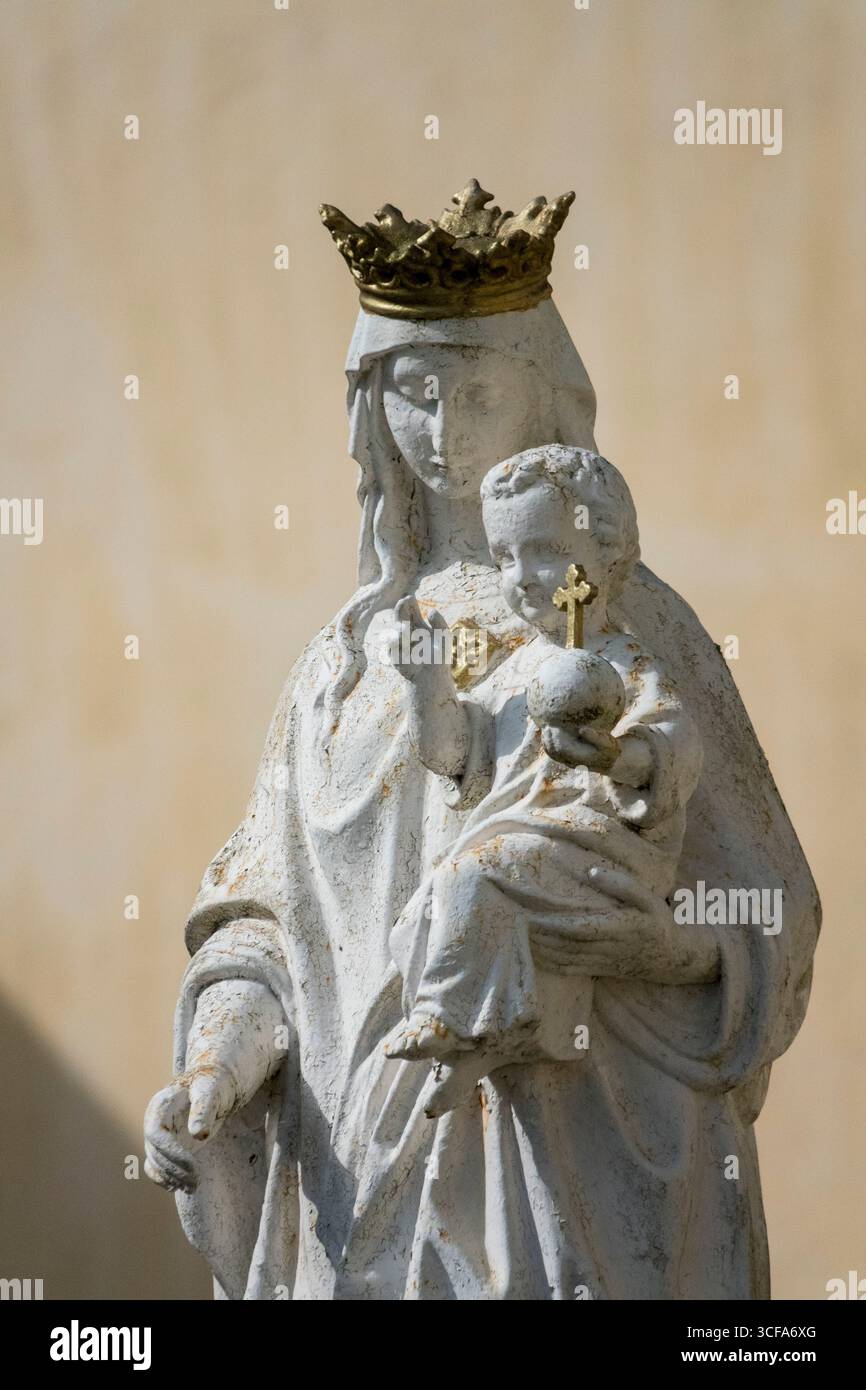Statua (XIX secolo) della Beata Vergine Maria che tiene il bambino Gesù Cristo tra le braccia. Foto Stock