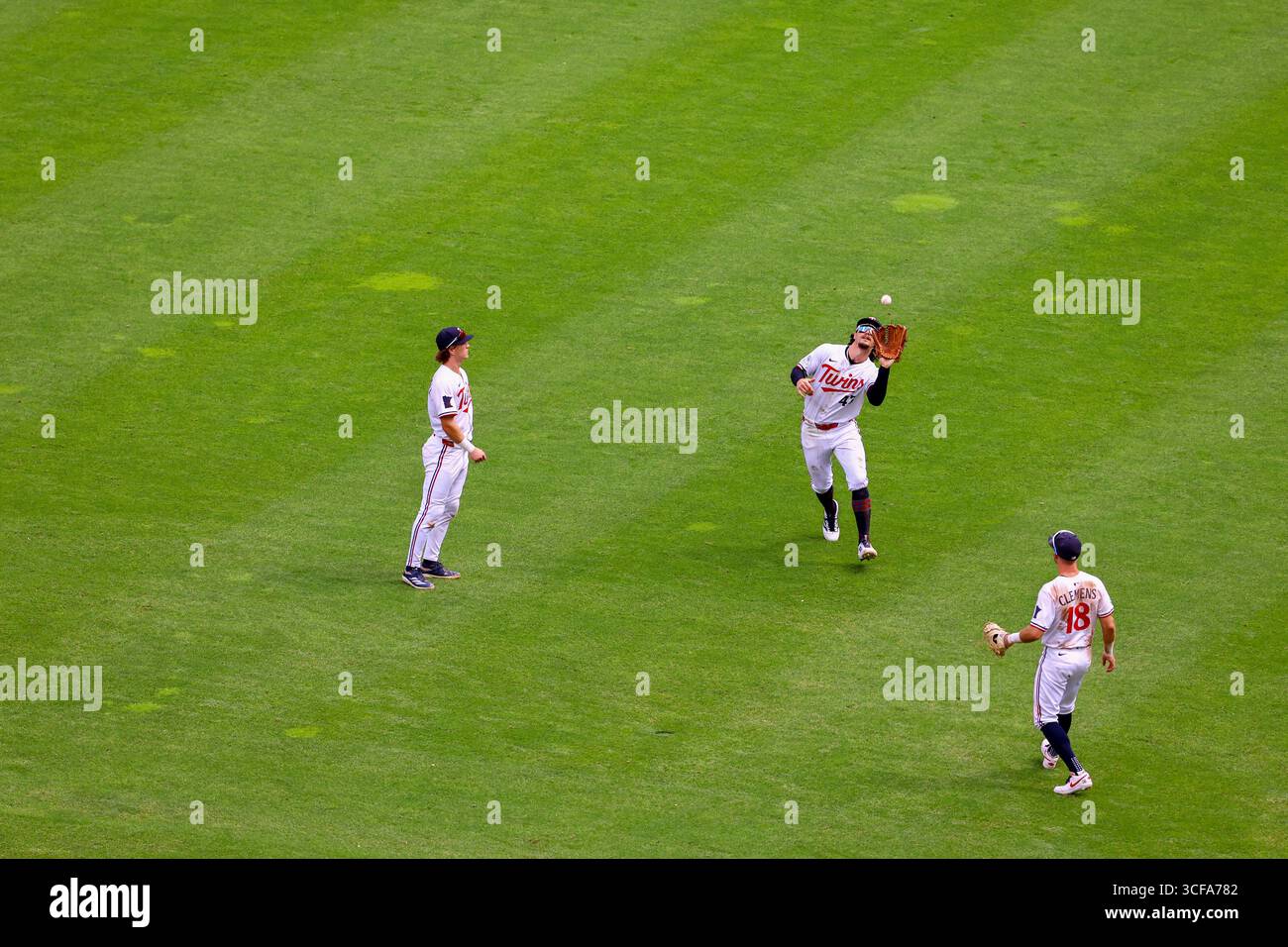 Minneapolis, Minnesota, Stati Uniti. 21 agosto 2025. JAMES OUTMAN, l'esterno destro dei Minnesota Twins, fa una presa. I Minnesota Twins e gli Athletics si affrontarono al Target Field il 21 agosto. Gli Athletics vinsero 8-3. (Credit Image: © Michael Turner/ZUMA Press Wire) SOLO PER USO EDITORIALE! Non per USO commerciale! Foto Stock