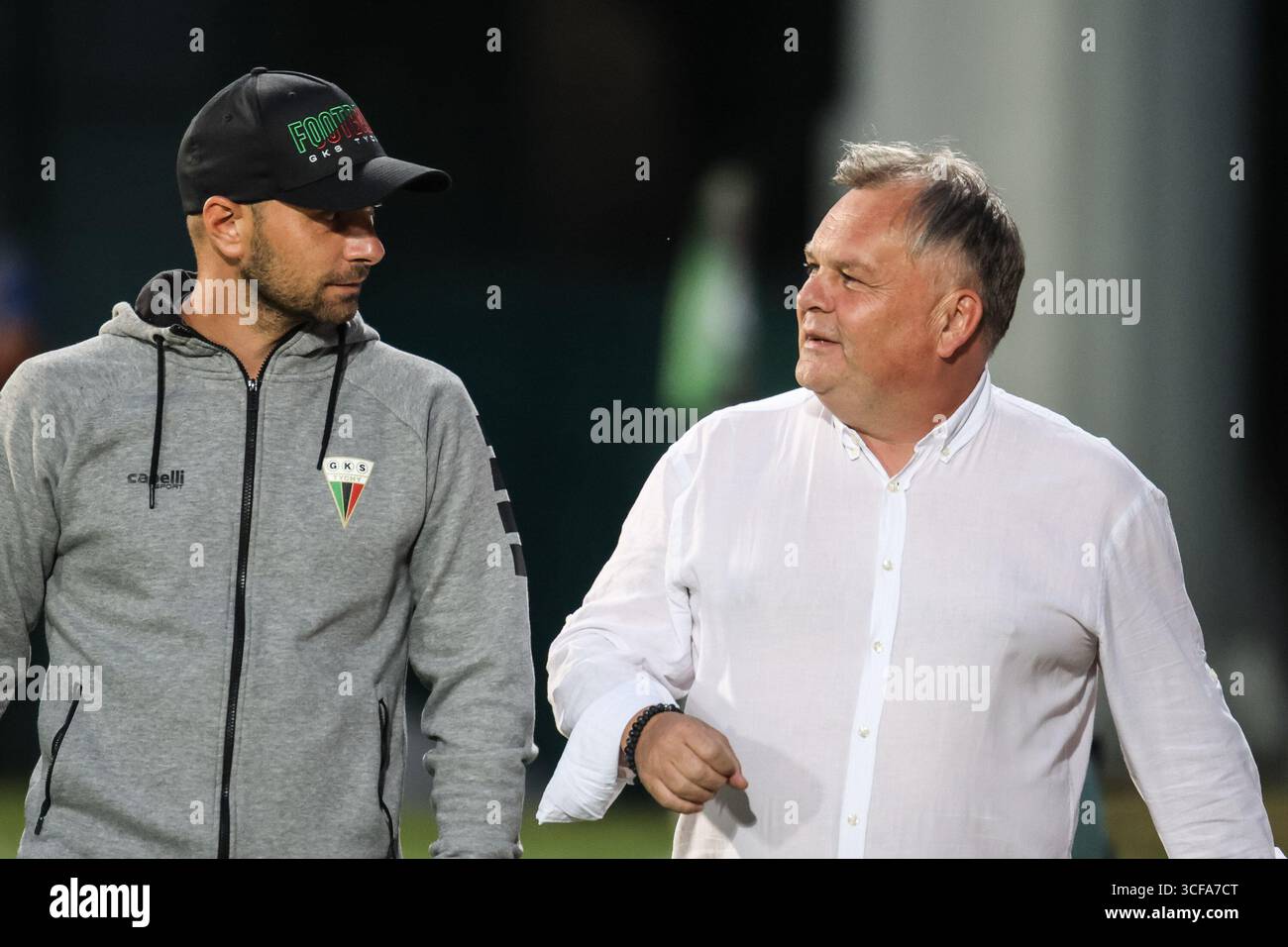 Niepolomice, Polonia. 21 agosto 2025. Football 2025 2026 Betclic 1 Liga Puszcza Niepolomice vs GKS Tychy op: ARTUR SKOWRONEK, TOMASZ TULACZ crediti: Konrad Swierad/Alamy Live News Foto Stock