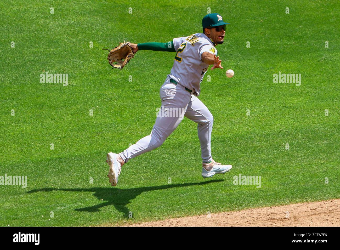 Minneapolis, Minnesota, Stati Uniti. 21 agosto 2025. L'interbase dell'atletica DARRELL HERNAIZ lancia la palla in seconda base. I Minnesota Twins e gli Athletics si affrontarono al Target Field il 21 agosto. Gli Athletics vinsero 8-3. (Credit Image: © Michael Turner/ZUMA Press Wire) SOLO PER USO EDITORIALE! Non per USO commerciale! Foto Stock