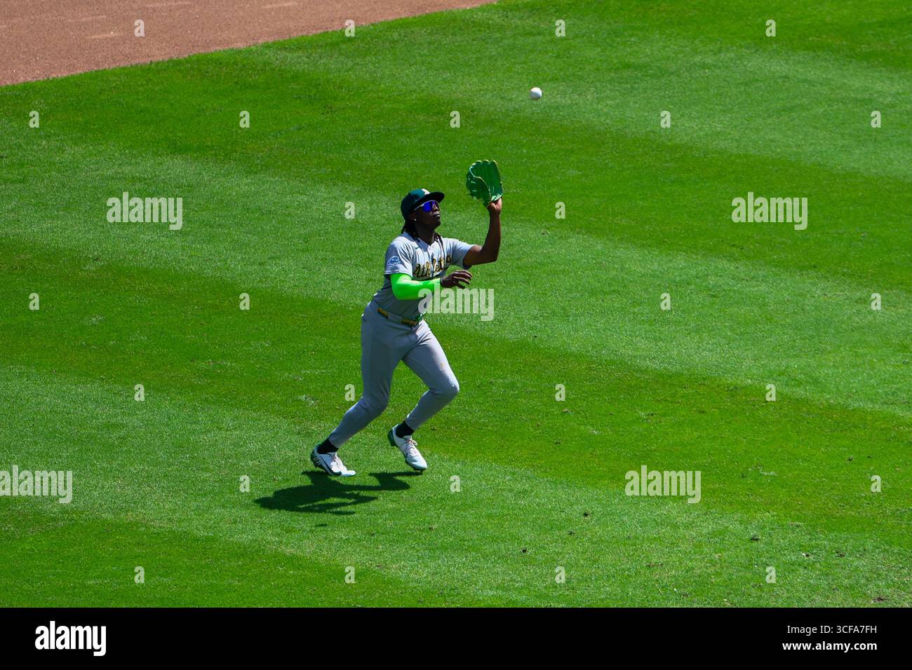 Minneapolis, Minnesota, Stati Uniti. 21 agosto 2025. LAWRENCE BUTLER, centro sportivo di atletica leggera, fa un gran colpo. I Minnesota Twins e gli Athletics si affrontarono al Target Field il 21 agosto. Gli Athletics vinsero 8-3. (Credit Image: © Michael Turner/ZUMA Press Wire) SOLO PER USO EDITORIALE! Non per USO commerciale! Foto Stock