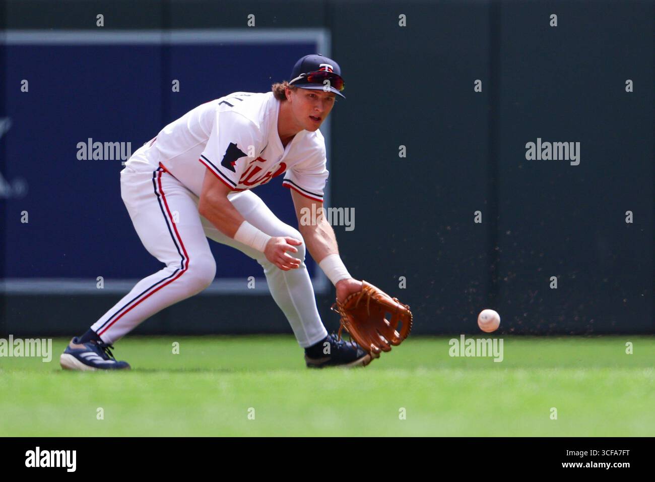 Minneapolis, Minnesota, Stati Uniti. 21 agosto 2025. Il giocatore dei Minnesota Twins LUKE KEASCHALL si sposta per schierare una palla da terra in cima al secondo inning. I Minnesota Twins e gli Athletics si affrontarono al Target Field il 21 agosto. Gli Athletics vinsero 8-3. (Credit Image: © Michael Turner/ZUMA Press Wire) SOLO PER USO EDITORIALE! Non per USO commerciale! Foto Stock