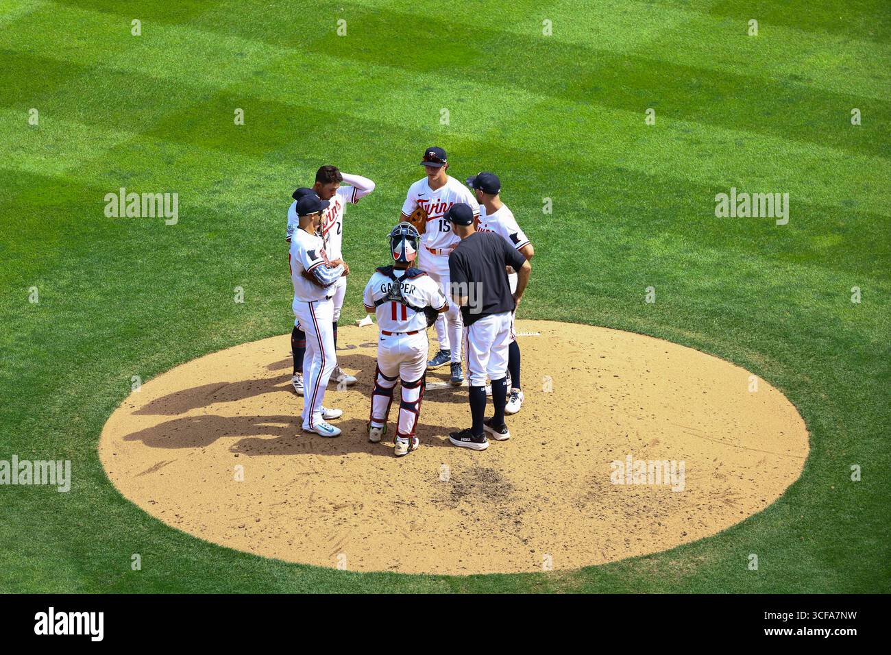 Minneapolis, Minnesota, Stati Uniti. 21 agosto 2025. I giocatori dei Minnesota Twins si riuniscono sul tumulo durante un cambio di lancio. I Minnesota Twins e gli Athletics si affrontarono al Target Field il 21 agosto. Gli Athletics vinsero 8-3. (Credit Image: © Michael Turner/ZUMA Press Wire) SOLO PER USO EDITORIALE! Non per USO commerciale! Foto Stock