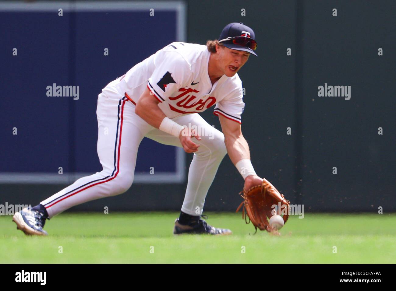Minneapolis, Minnesota, Stati Uniti. 21 agosto 2025. Il giocatore dei Minnesota Twins LUKE KEASCHALL schiera una palla da terra in cima al secondo inning. I Minnesota Twins e gli Athletics si affrontarono al Target Field il 21 agosto. Gli Athletics vinsero 8-3. (Credit Image: © Michael Turner/ZUMA Press Wire) SOLO PER USO EDITORIALE! Non per USO commerciale! Foto Stock
