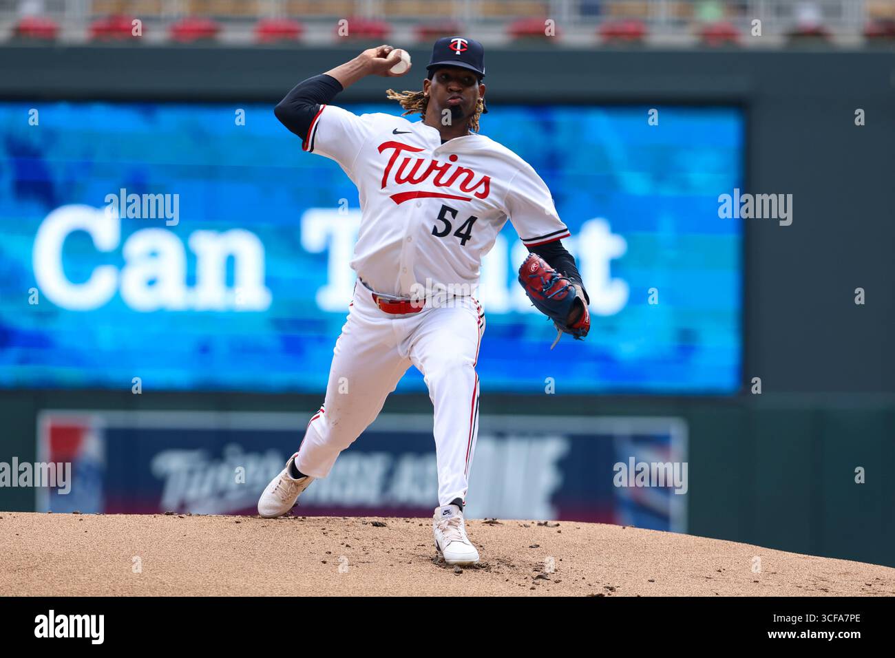 Minneapolis, Minnesota, Stati Uniti. 21 agosto 2025. Il lanciatore dei Minnesota Twins JOSE URENA porta un campo in cima al primo inning. I Minnesota Twins e gli Athletics si affrontarono al Target Field il 21 agosto. Gli Athletics vinsero 8-3. (Credit Image: © Michael Turner/ZUMA Press Wire) SOLO PER USO EDITORIALE! Non per USO commerciale! Foto Stock