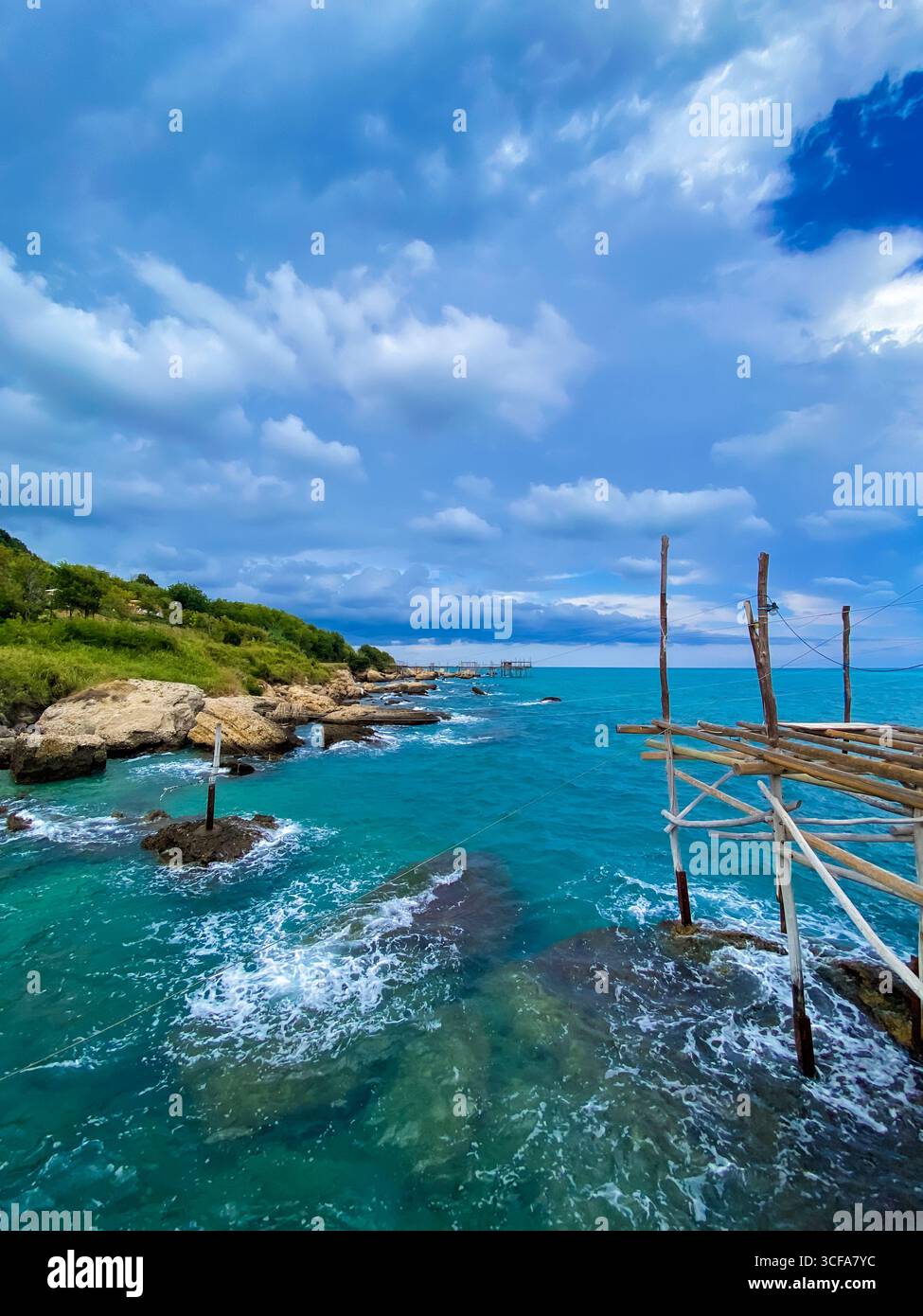 Tradizionali piattaforme di pesca, chiamate Trabocchi, che si trovano nelle acque turchesi del Mare Adriatico vicino a Rocca San Giovanni, Abruzzo, Italia, sotto a. Foto Stock